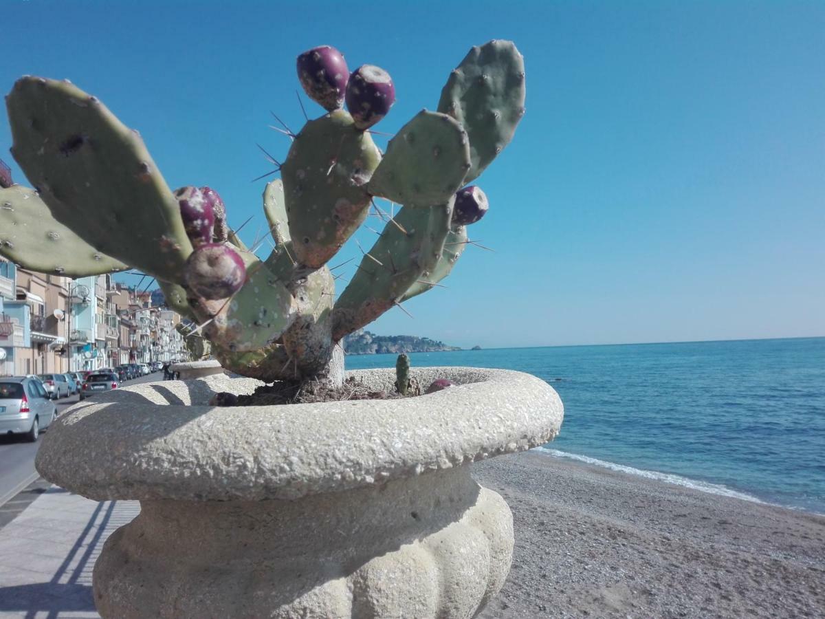 Plaza Appartement Giardini-Naxos Buitenkant foto